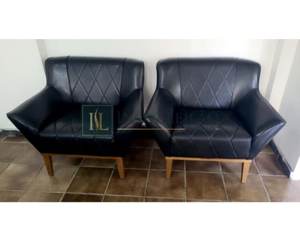 Foto de 02 Poltronas na cor preta, em corino